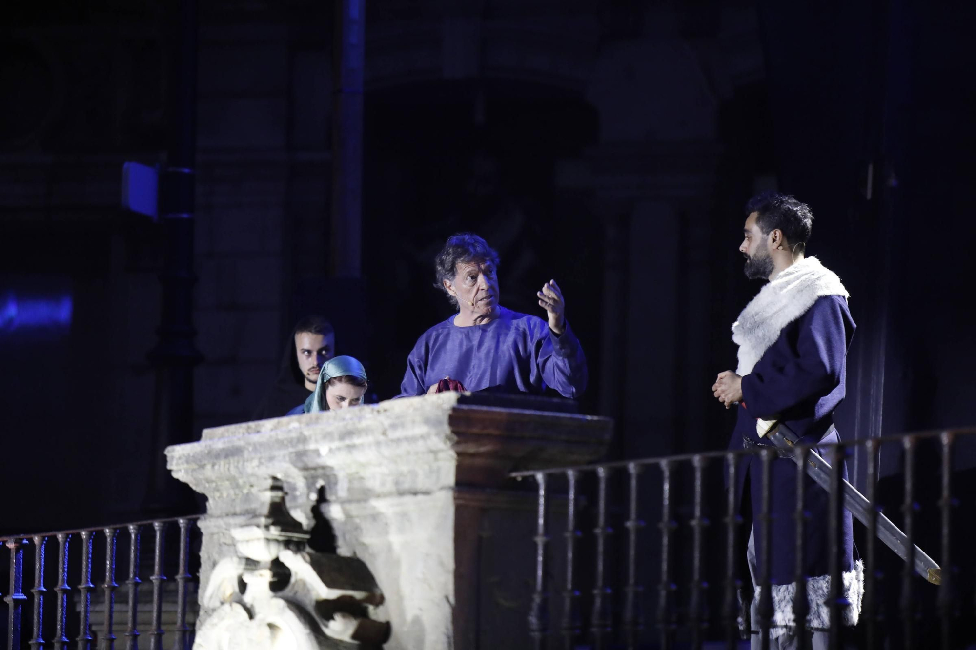 IMÁGENES: Recreacion de "El primer peregrino" en la plaza de la Catedral de Oviedo