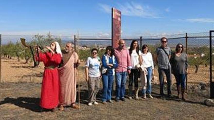 Actores y visitantes juntos en el poblado íbero de Kelin, durante la jornada de ayer.