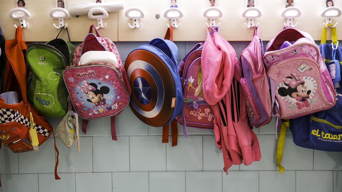 Mochilas en la clase de una escuela de Sants.