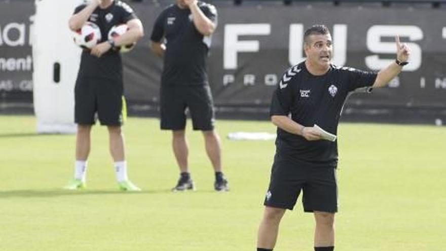 David Gutiérrez da instrucciones a sus jugadores en el primer entrenamiento.