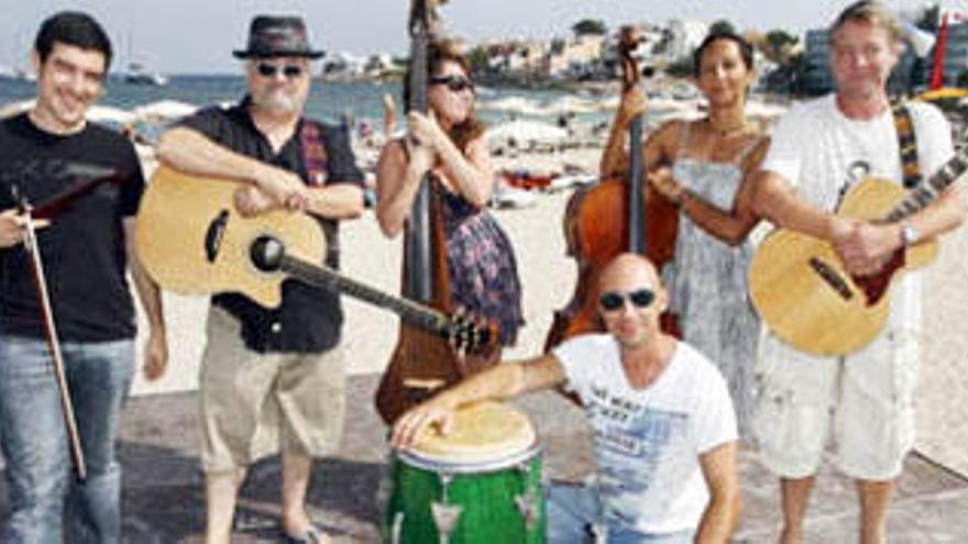 Los seis integrantes del grupo reunidos en la playa unas horas antes de la actuación.