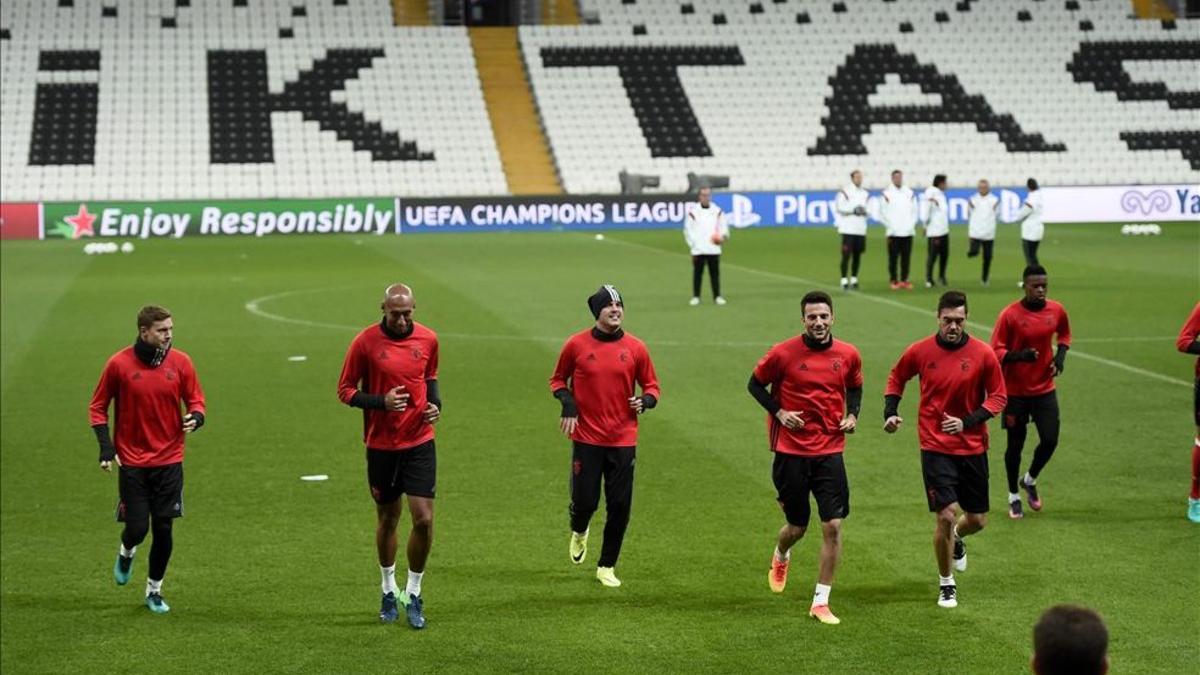 Los jugadores del Benfica se entrenaron sobre el césped del Besiktas Arena