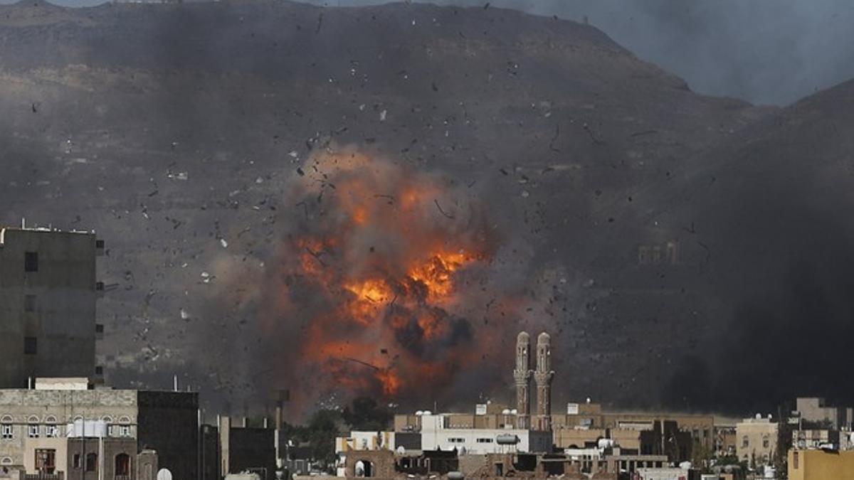 Ataque aéreo sobre una base militar en plena capital de Yemen, Saná