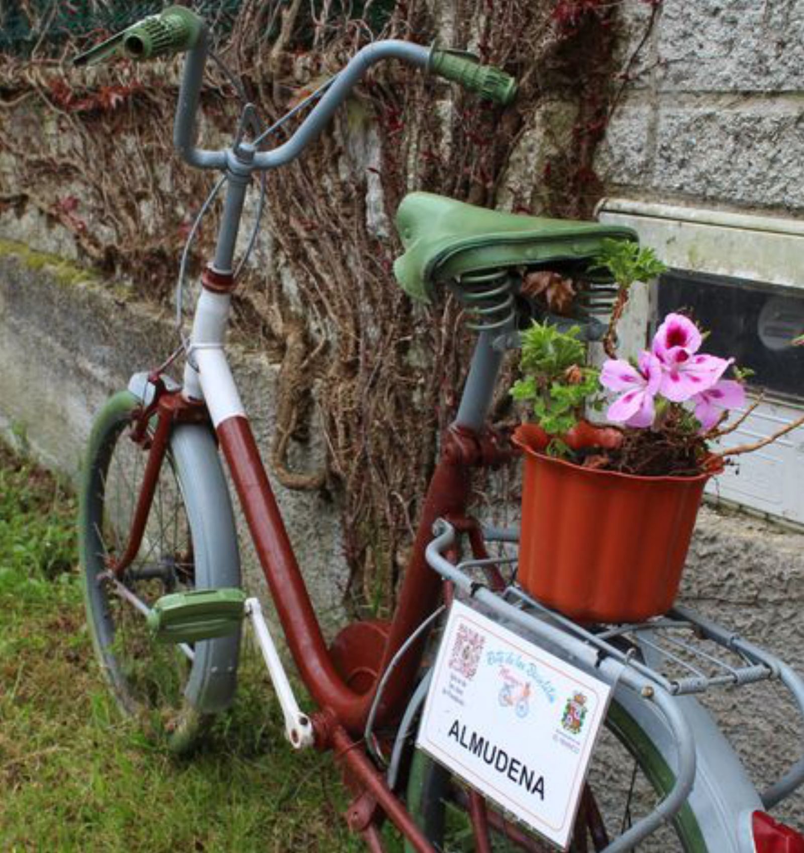 Varias de las bicis decoradas del pueblo. | T. C.