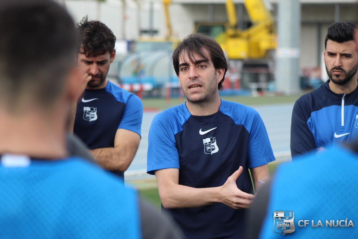 Mario Cartagena, entrenador de La Nucía, da indicaciones durante un entrenamiento