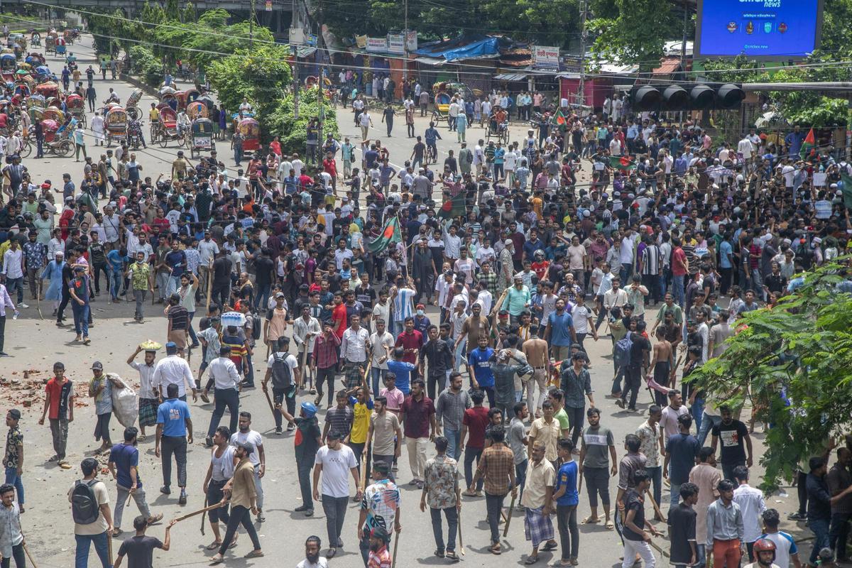 Bangladés vive su jornada de protestas contra el gobierno más sangrienta y suma 91 muertos