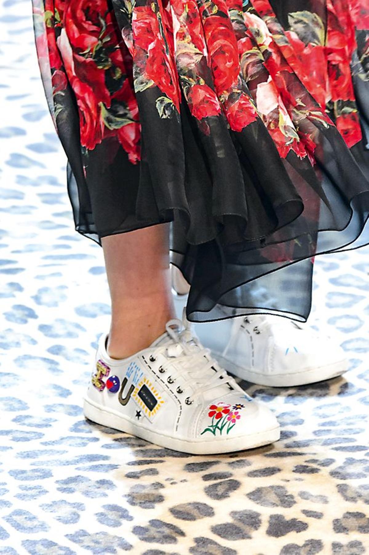 Diversidad en la pasarela de Dolce &amp; Gabbana: zapatillas blancas