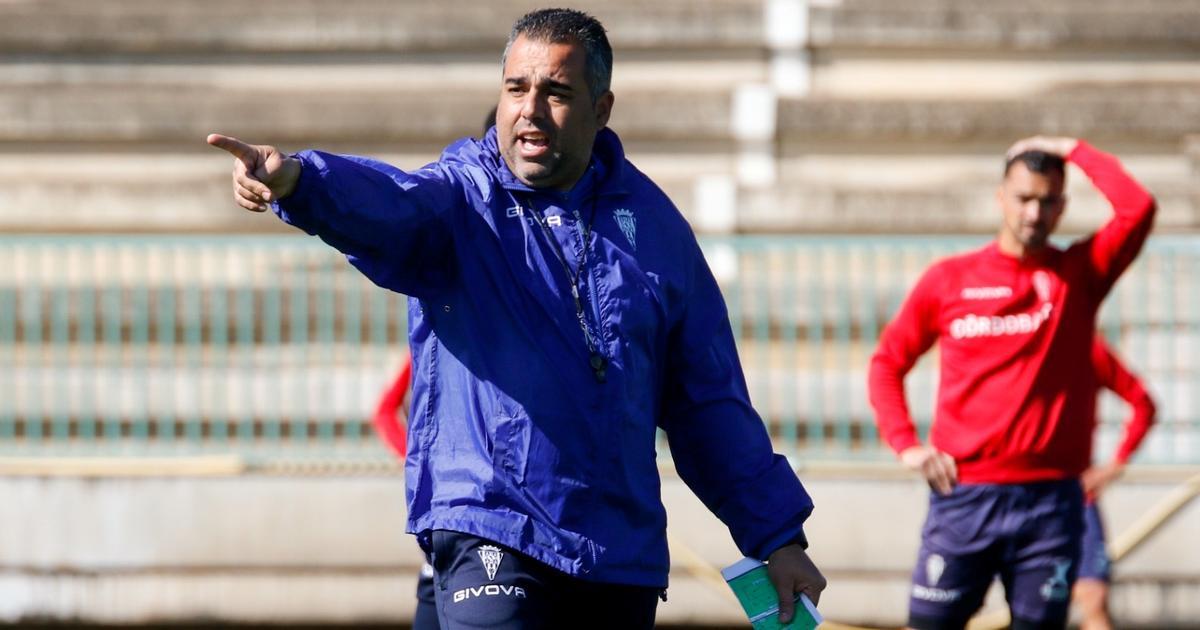Germán Crespo da instrucciones en un entrenamiento.