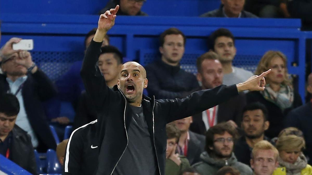 Guardiola da instrucciones a los jugadores del City en Stamford Bridge.