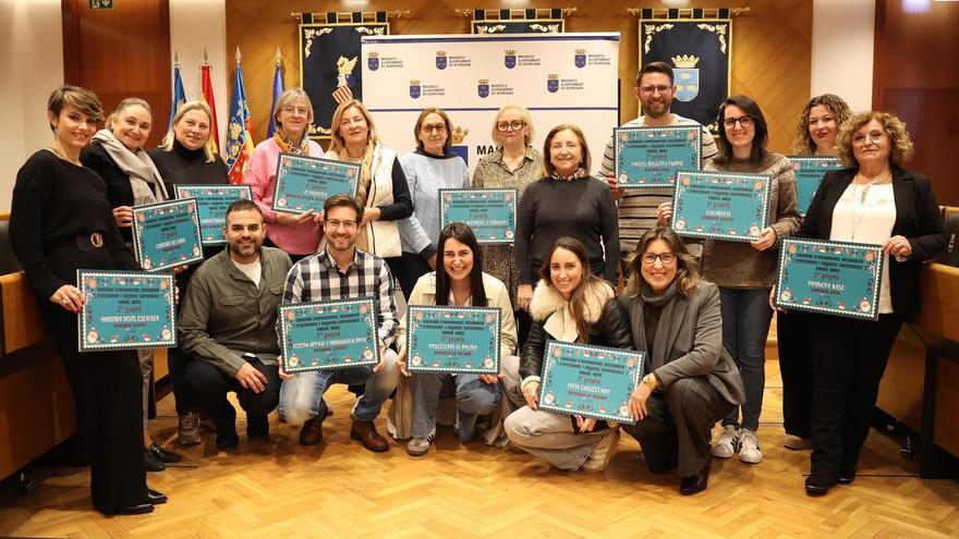 Foto de la entrega de premios del concurso de escaparates navideños.
