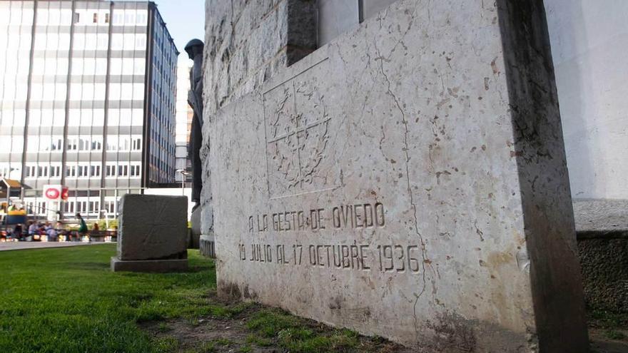 Monolito a la Gesta de Oviedo, pegado a la iglesia de San Francisco de Asís.