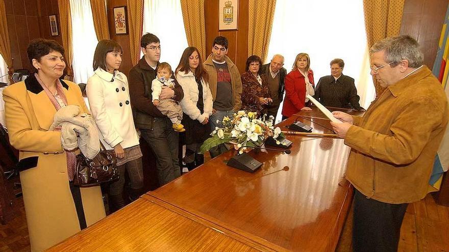 La ceremonia de bienvenida celebrada hace diez años en el Ayuntamiento, con Joel Gutiérrez en brazos de su padre. La ceremonia fue dirigida por el fallecido concejal socialista Fernando Herrán.