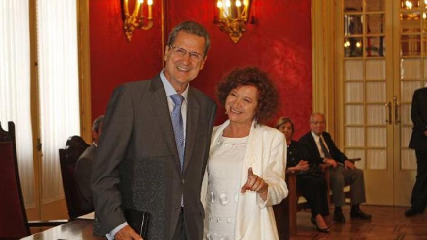 La viuda de Raimundo Clar, con la medalla.