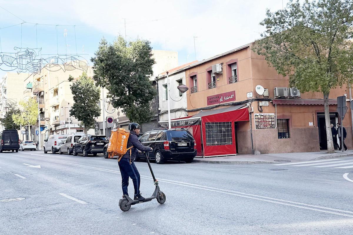 Uno de los cruces de la Avenida de Novelda de Elche