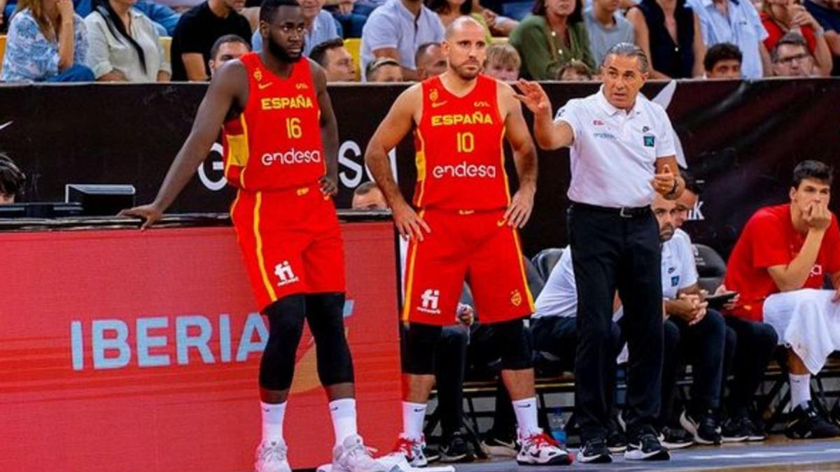 Colom, entre Garuba i Scariolo durant un matx preparatori previ a l’Eurobasket