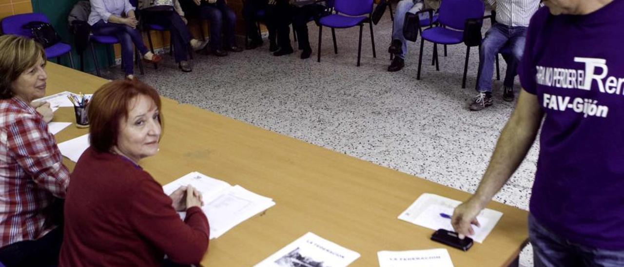 Cañete, de pie, junto a Carmen Vila (tesorera) y Tita Caravera (presidenta), ayer, en la directiva de la FAV.