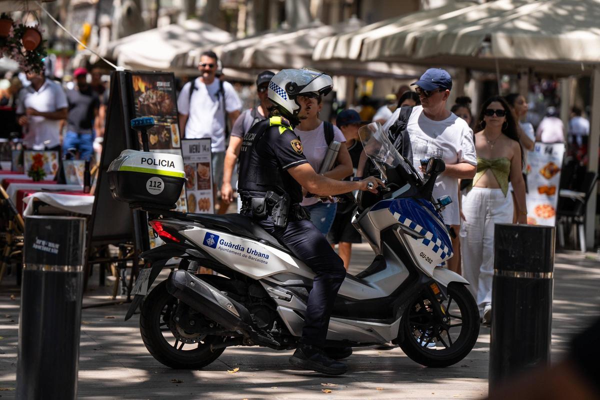 Un agente motorizado de la Guardia Urbana en la Rambla, en Barcelona.