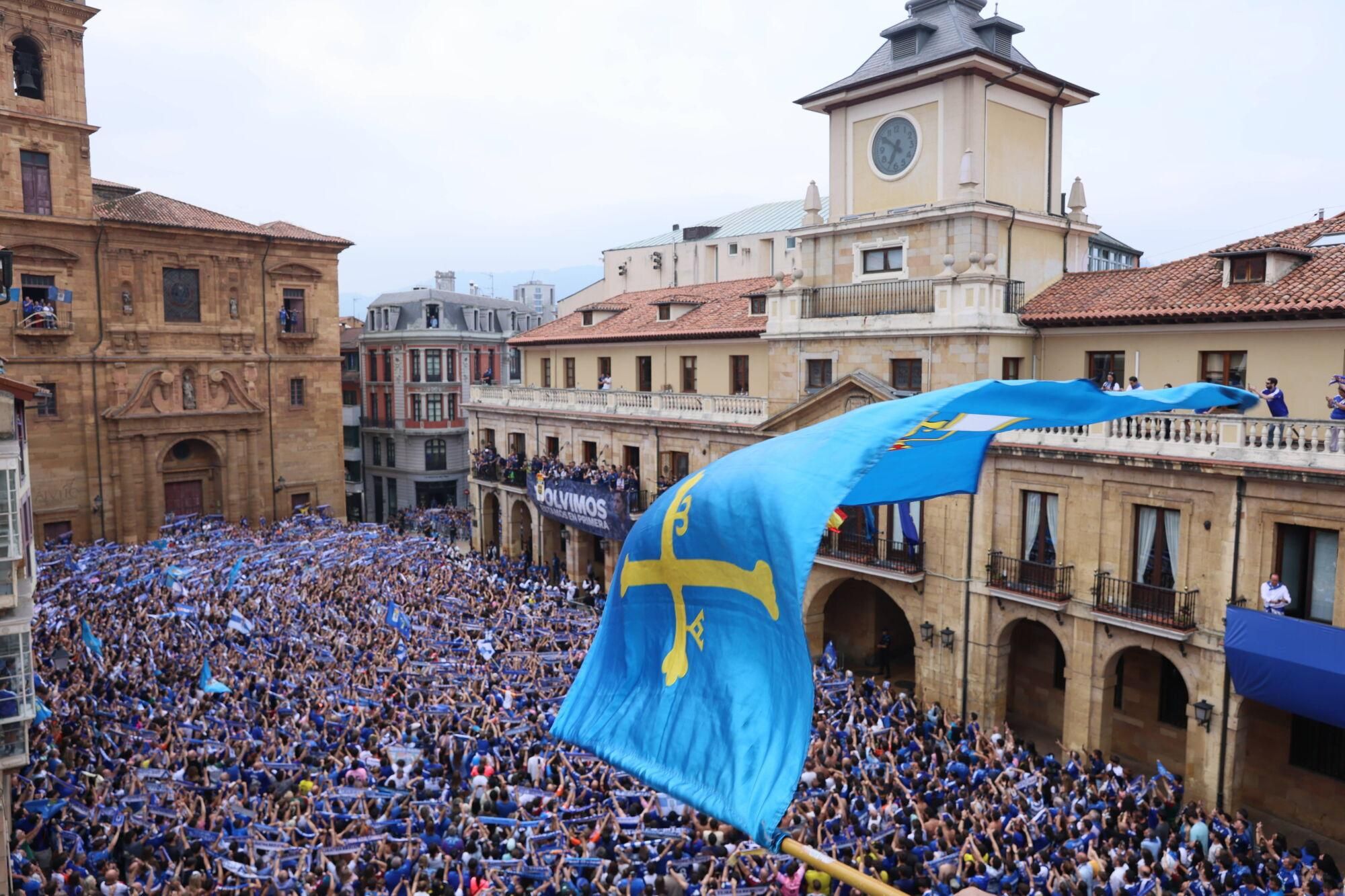 Locura azul en las calles de Oviedo para celebrar el ascenso del equipo a Primera División