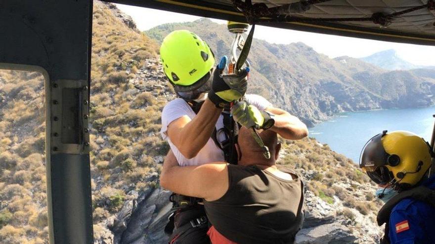 Rescatan por aire a tres personas llegadas en patera atrapadas en el Monte de las Cenizas