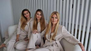 Gracia Bañón, fundadora; Carmen Bañón, directora general y mujer del propietarios del piso en Les Naus; y Teresa Andrés Gonzalvo, fundadora de la clínica Enea.