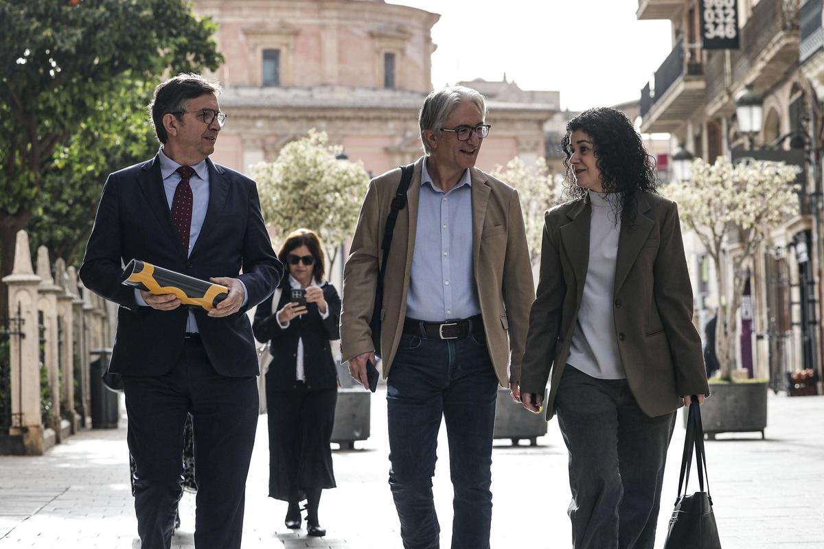 Vicente Lafuente, Tino Calero y Ana García caminan hacia el Palau de la Generalitat, en una imagen reciente.