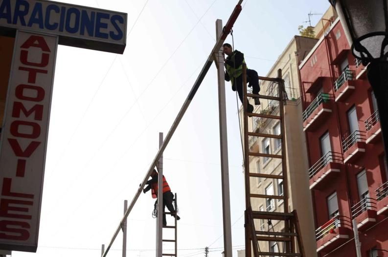 Polémica instalación de las luces de Fallas en la calle Sueca