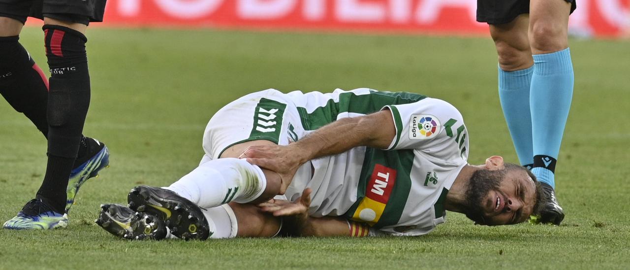 Gonzalo Verdú tras caer lesionado en el partido frente al Athletic Club de Bilbao