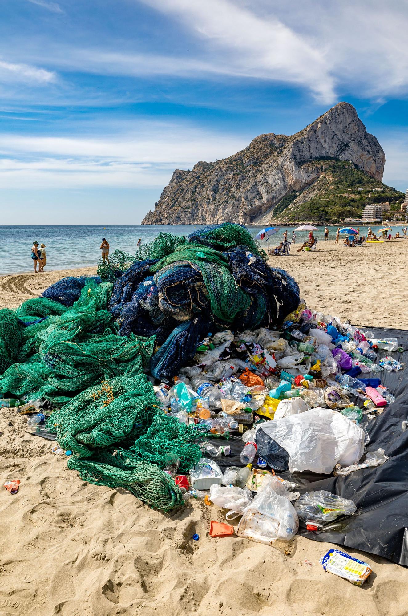 La firma alicantina Gravity Wave realiza una acción en la playa de la Fossa de Calp para alertar de la contaminación del mar