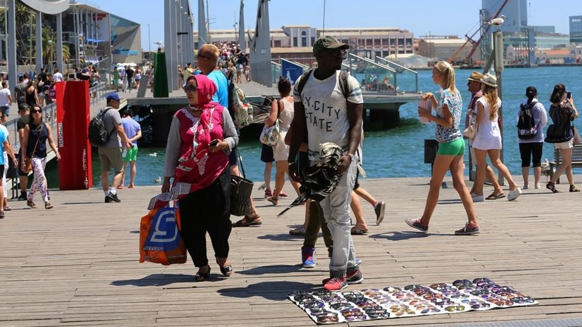 'Top manta' en el Maremagnum de Barcelona.