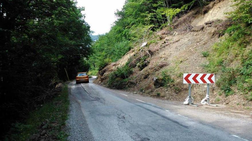 Un vehículo circula junto al argayo de la carretera del puerto de Tarna.