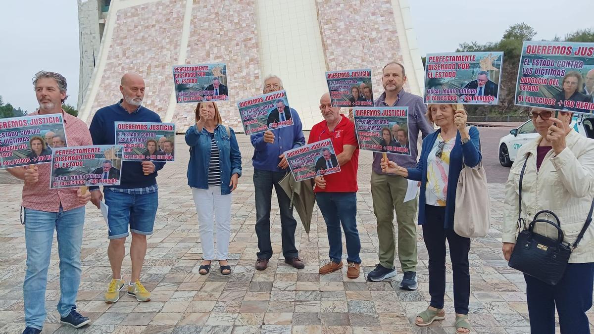 Concentración de las víctimas del Alvia a las puertas de la Cidade da Cultura en la última sesión del juicio.