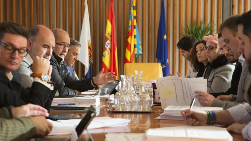 Un instante de una reciente sesión de la comision de limpieza de colegios