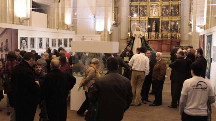 Visitantes en una de las exposiciones celebradas en la sala de La Encarnación.