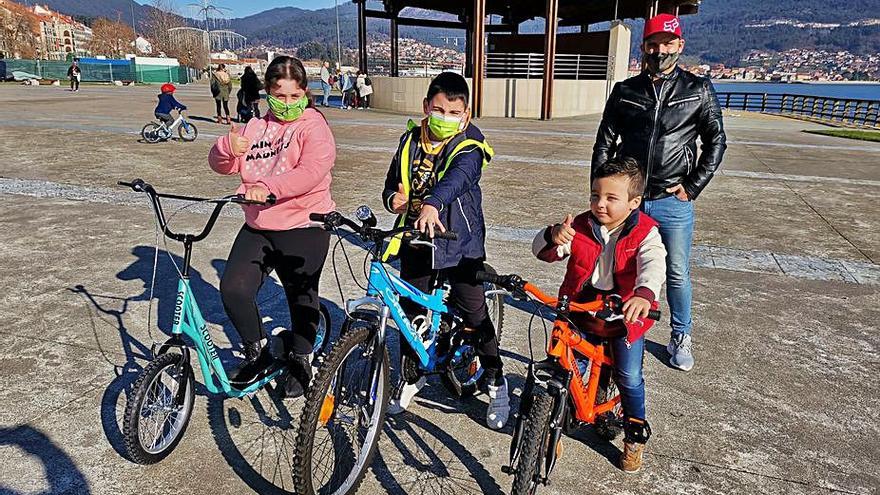 Niños en Moaña con bicicletas, un clásico entre los regalos.   | // S.Á.