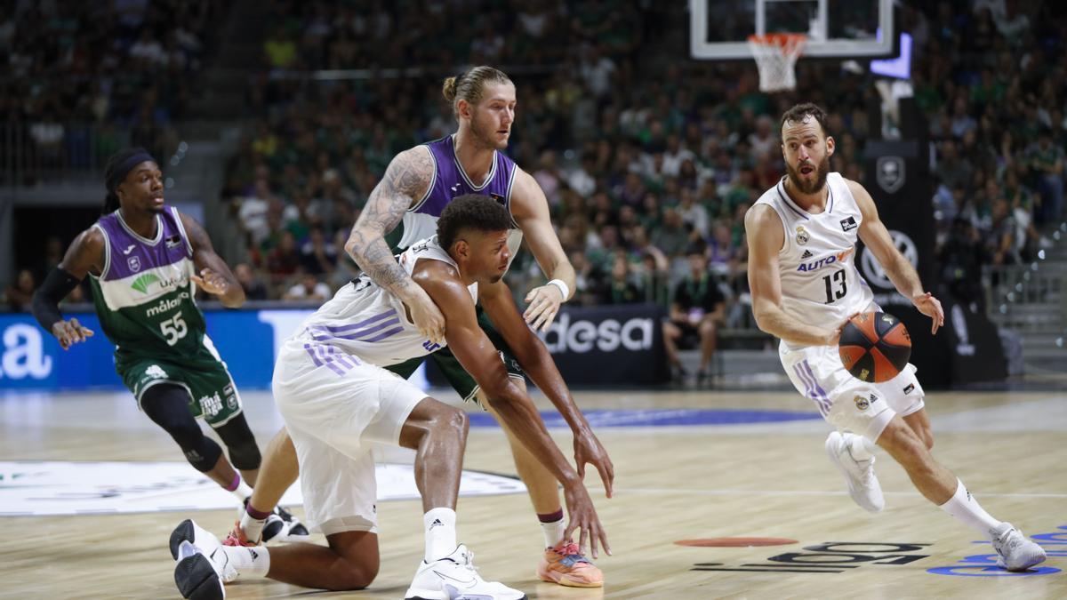 Un momento del partido entre el Real Madrid y el Unicaja.