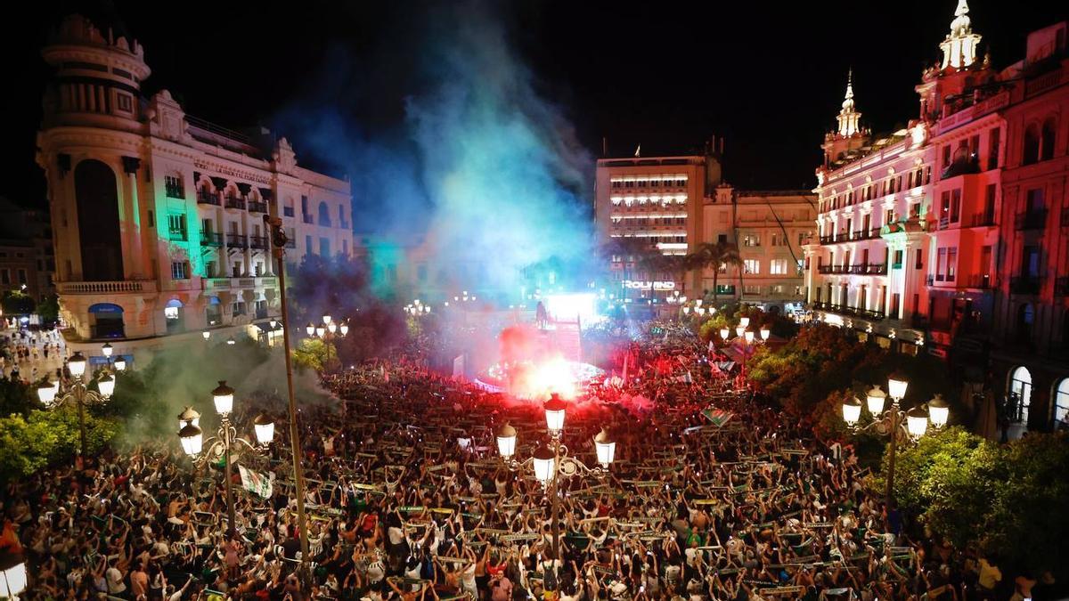 Los aficionados cantan el himno en Las Tendillas tras colocarle Antonio Casas la bandera del Córdoba CF a la estaua del Gran Capitán.