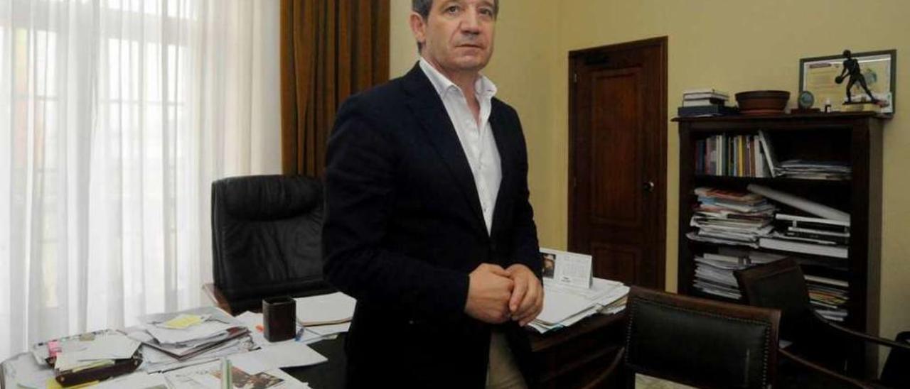 José Luis Pérez, ayer al mediodía en su despacho de la casa consistorial. // Iñaki Abella