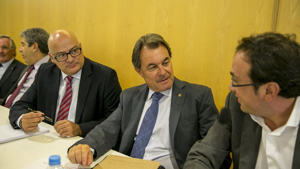 Artur Mas, entre Lluís Corominas (izquierda) y Josep Rull, durante la ejecutiva de CDC, este lunes.