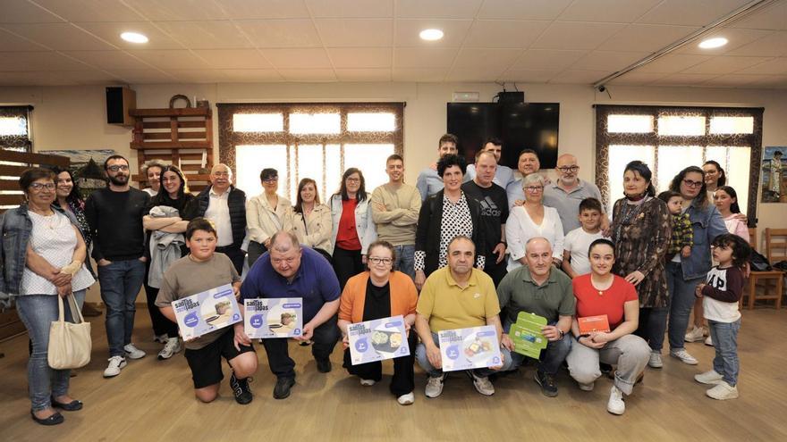 Foto de grupo con todos los premiados, clientes y hosteleros.  | // BERNABÉ/JAVIER LALÍN