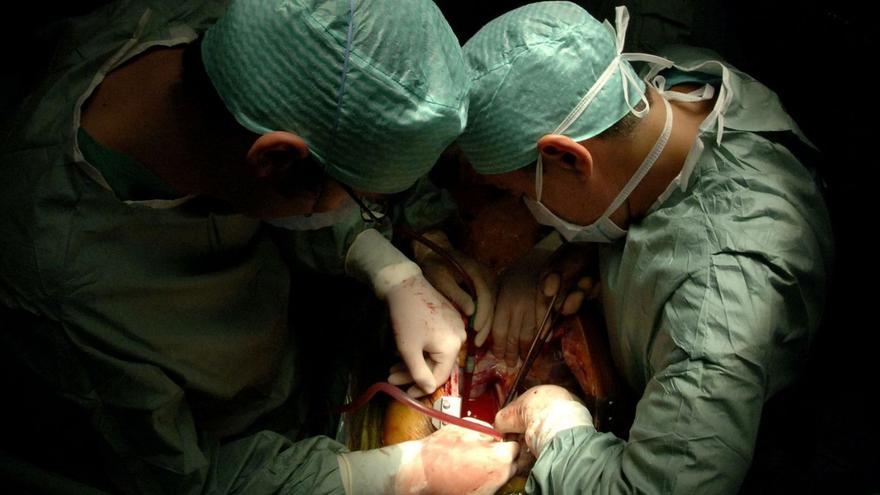 Un equipo quirúrgico, durante un trasplante, en el Hospital Universitario de A Coruña (Chuac).  | // V. ECHAVE