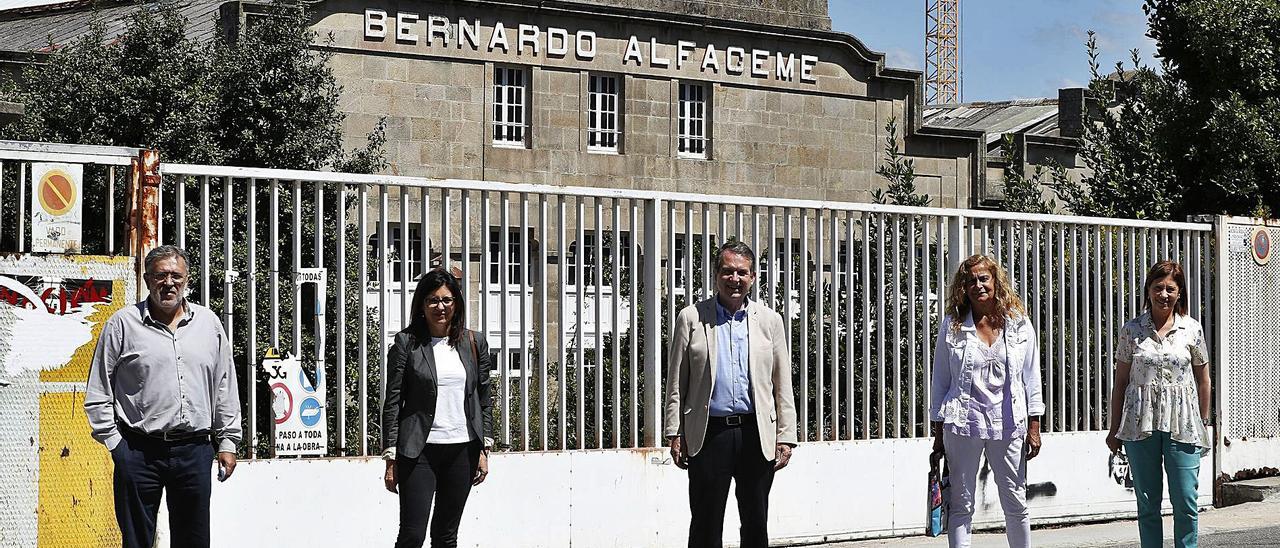 Javier Pardo, María José Caride,  Abel Caballero, Carmela Silva y  Elena Espinosa, ayer frente a  la fábrica de Alfageme.