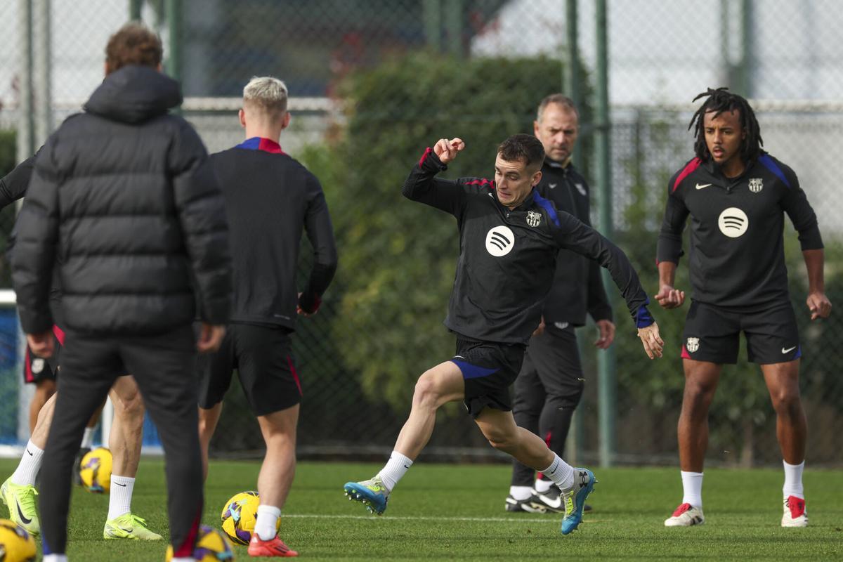 Casadó, en un rondo, bajo la mirada de Hansi Flick