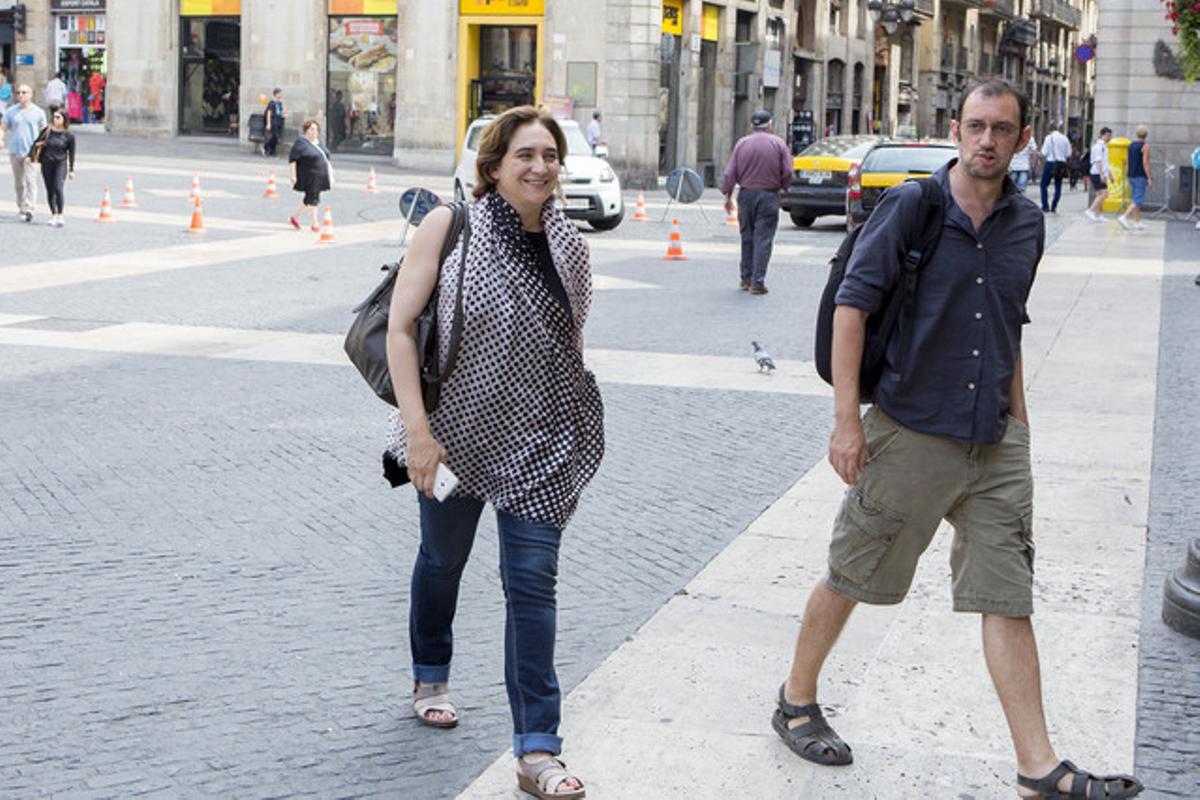 Ada Colau, aquest divendres a la plaça de Sant Jaume, a punt d’entrar a l’Ajuntament de Barcelona.