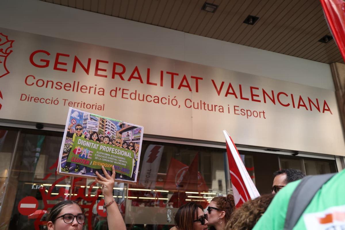Protesta de los profesores frente a la sede territorial de Educación en Alicante
