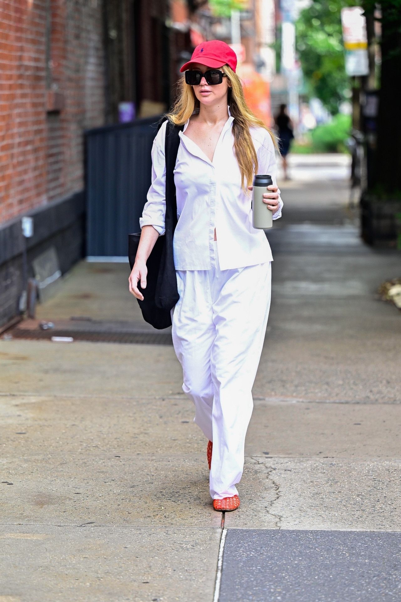 Jennifer Lawrence con conjunto pijamero por las calles de Nueva York