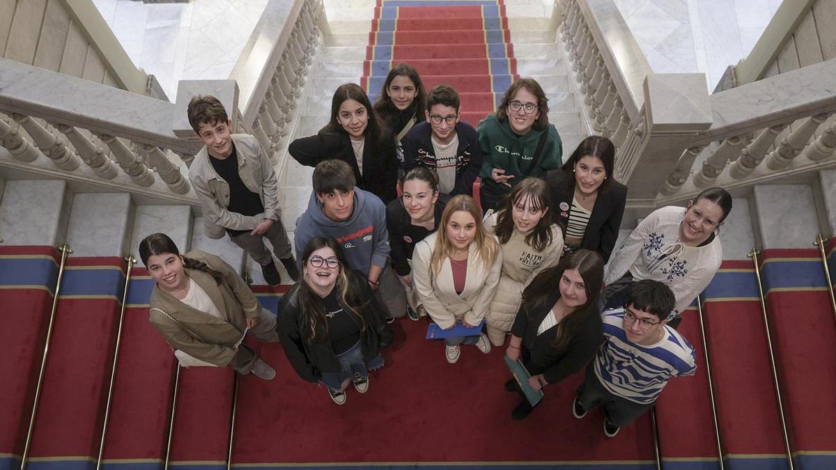 De izquierda a derecha, detrás: Xurde Álvarez, Sofía Barreiro, Sofía Noval, Eduardo Baizán, Laura Álvarez, Nahia Fidalgo e Irene Pérez. Delante: Cecilia Ángela Díez, Estela Rodríguez, Manuel Nicolás Llorente, Candela Fernández, Celia González, Daniela Pezón, Elda Boto y Rodrigo Israel Rojo.