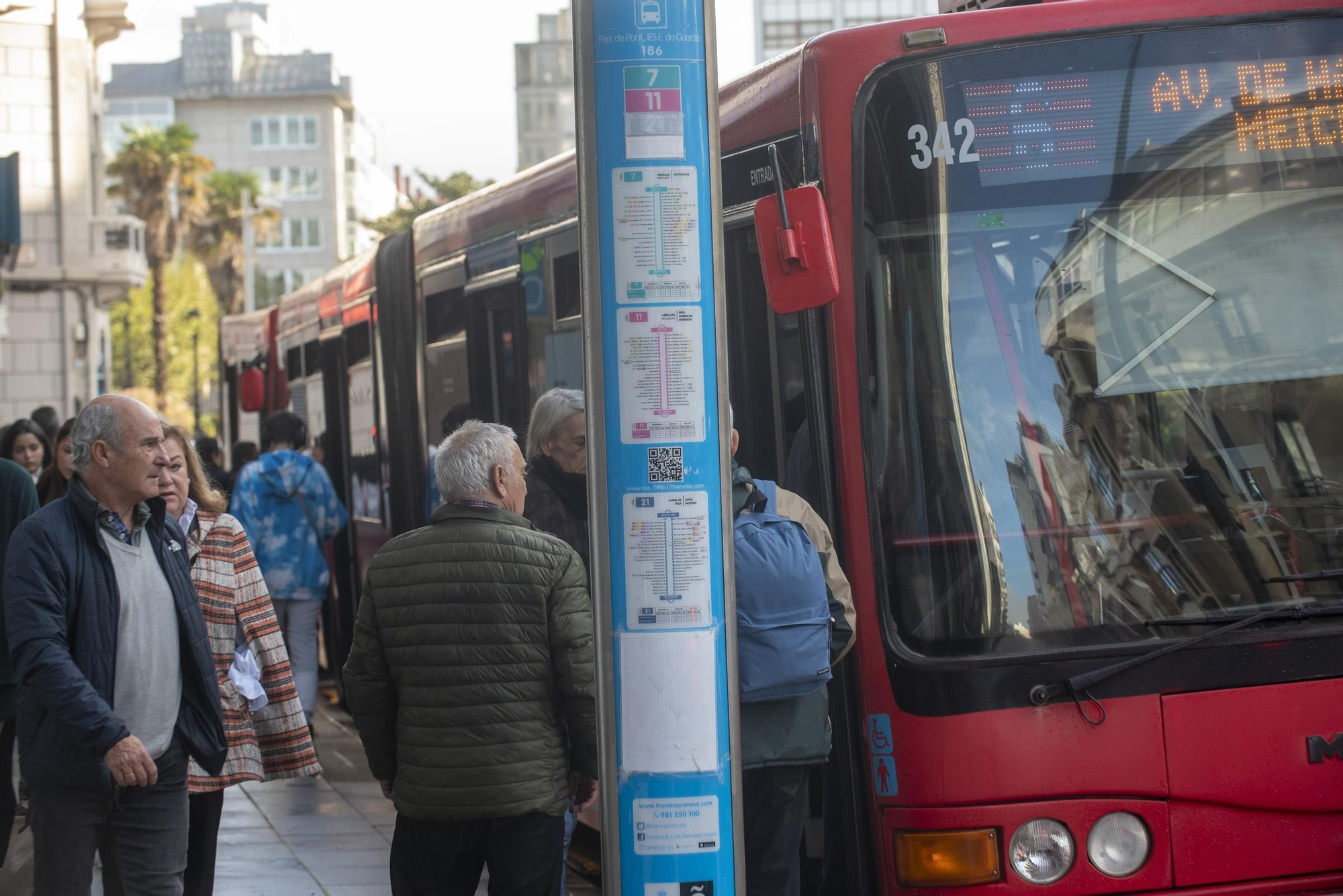 Huelga de transportes en A Coruña: retrasos y colas en las paradas