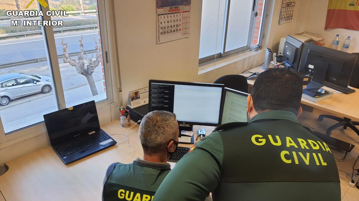 Dos agentes de la Guardia Civil trabajando en su oficina.