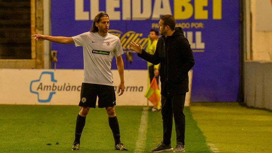 Tevenet da instrucciones a Checa en el partido ante el Lleida.