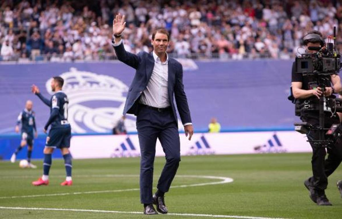 Rafa Nadal saluda la público del Bernabéu tras ser homenajeado por el Real Madrid